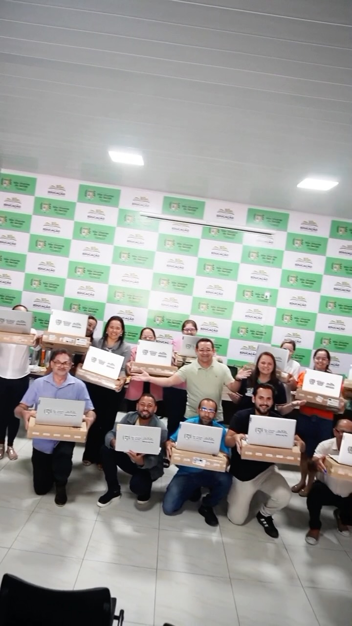 Educação em pauta: gestão municipal entrega notebooks e fortalece planejamento