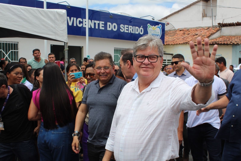 João Azevedo inaugura travessia urbana em São Vicente do Seridó