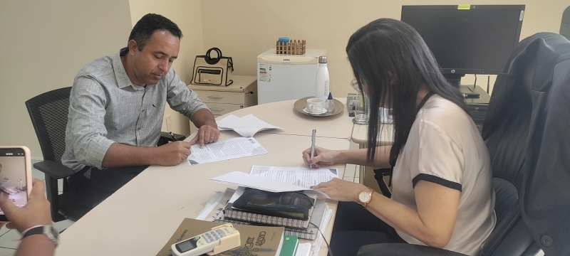 Prefeito Erivam de Biu assina convênio que beneficiará empreendedores de São Vicente do Seridó