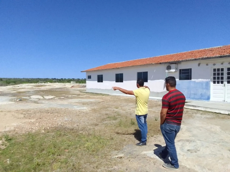 Prefeito Erivam de Biu visita obras da Escola e PSF de Santa Maria e autoriza a construção de muro do tradicional tanque da localidade