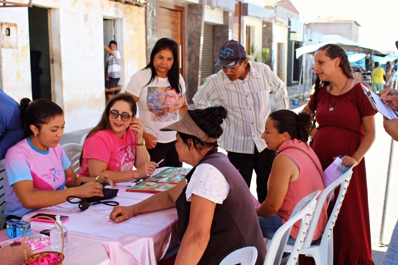 Equipe da Secretaria de Saúde realiza atendimentos na feira livre municipal