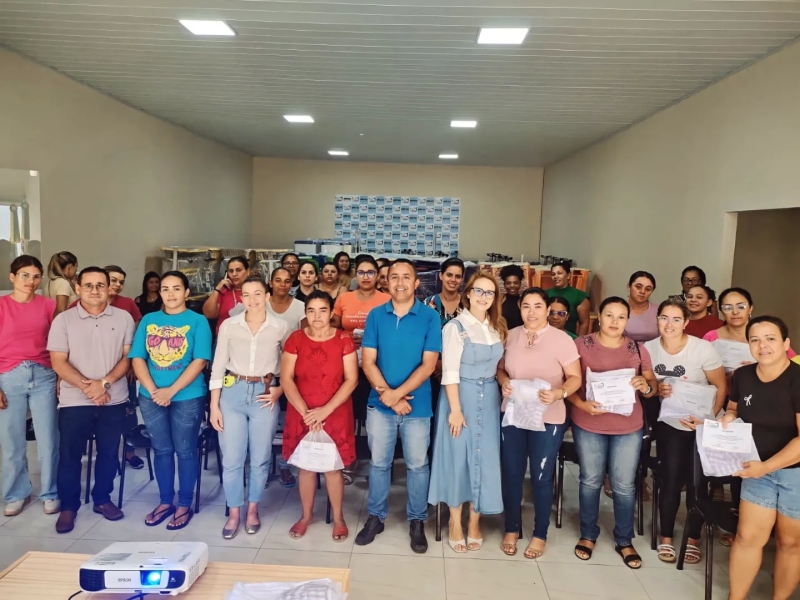 Por meio da Secretaria de Educação, gestão realiza formação continuada e entrega novos fardamentos as Merendeiras municipais