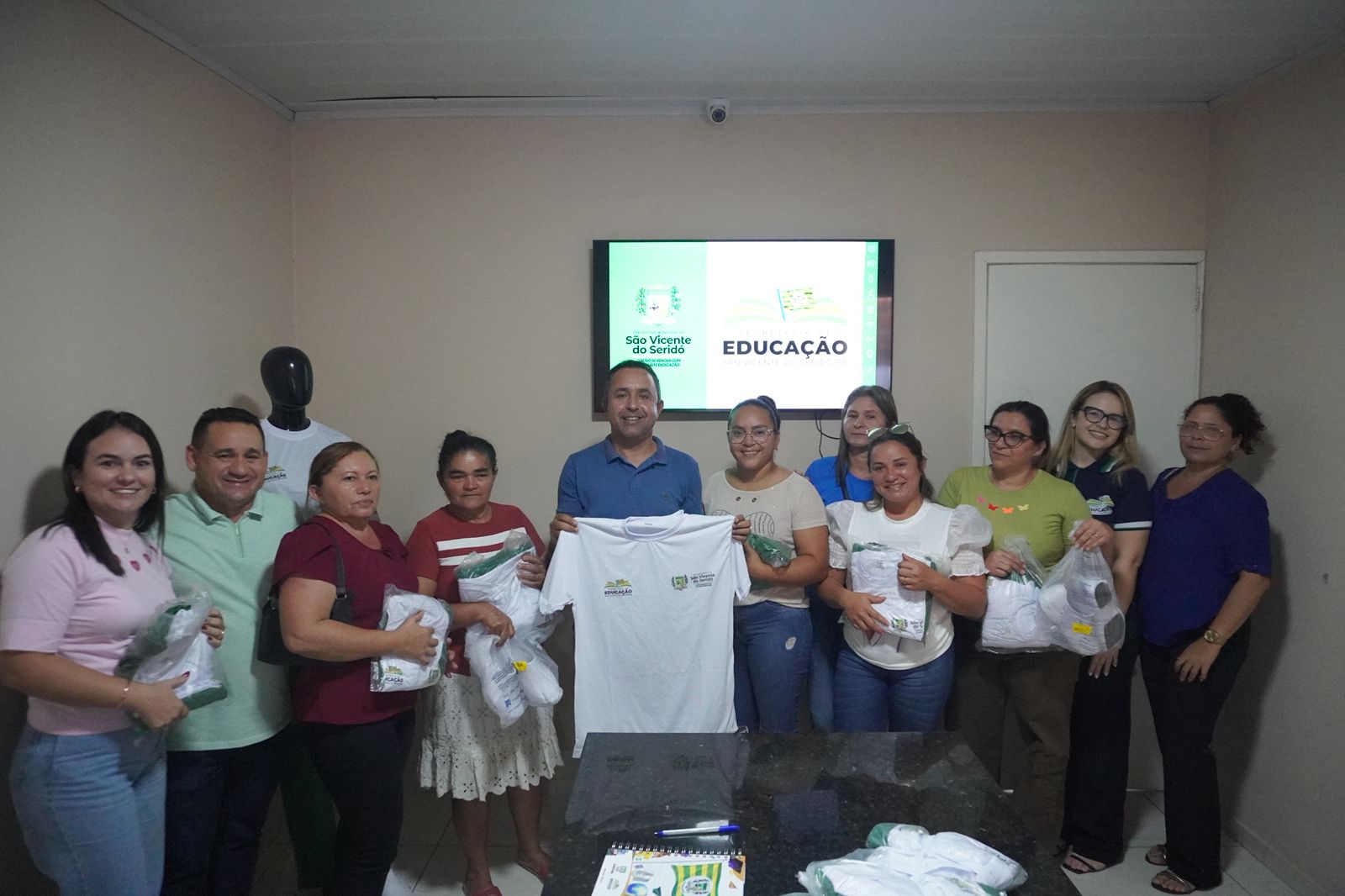 Gestão municipal, por meio da Secretaria de Educação, realiza a entrega de uniformes e EPI’s novos para todas as cozinheiras escolares, auxiliares de cozinha e auxiliares de serviços que trabalham na rede municipal